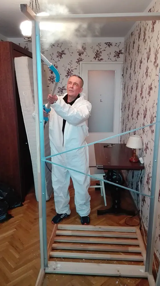Technik pracuje przy odsłoniętej konstrukcji łóżka podczas zabiegu wymrażania