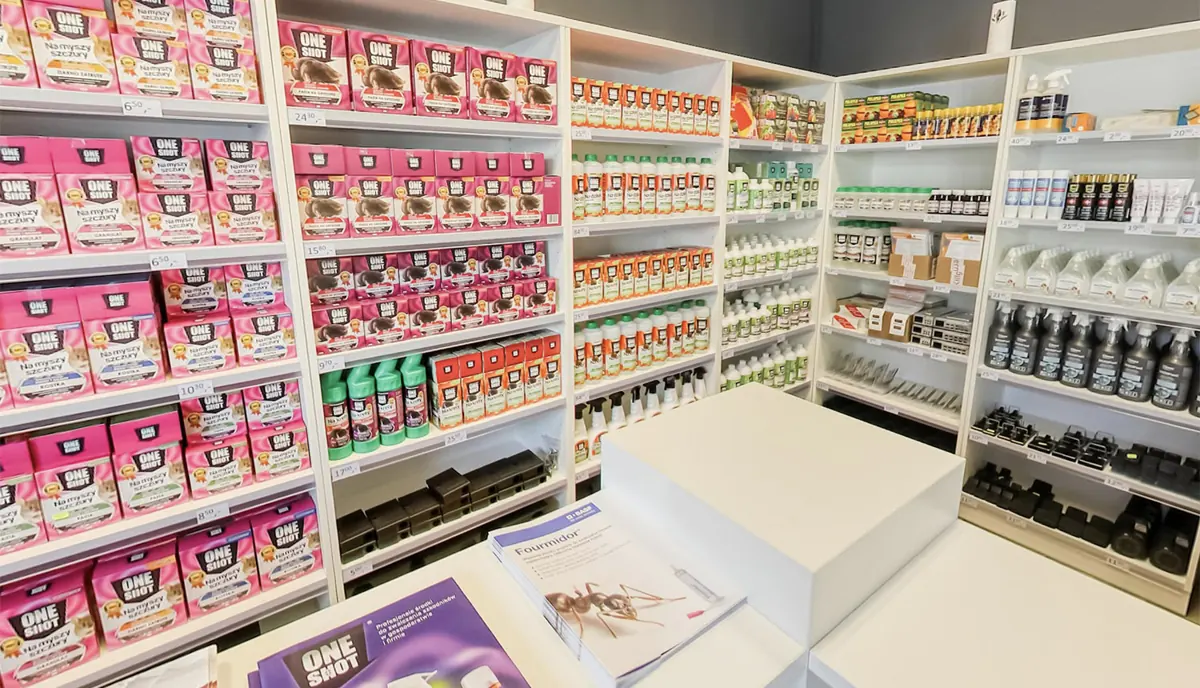 Regały z produktami do zwalczania szkodników w sklepie INSECTA